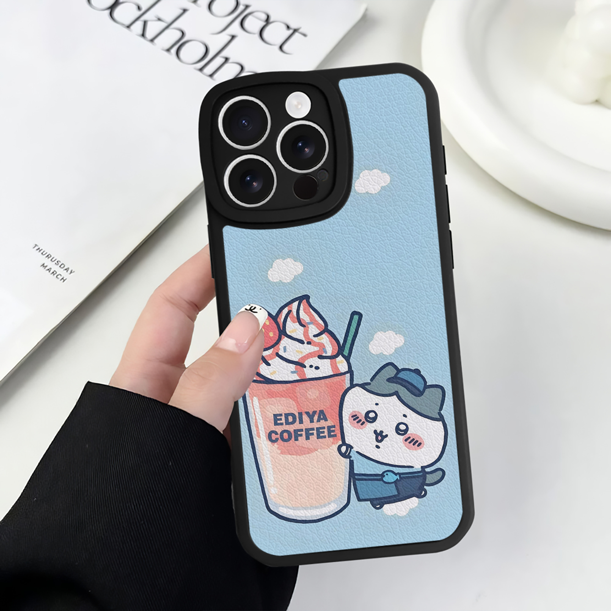 （画像用） ちいかわ Chii-kawa 【iPhone 16シリーズ対応】シリコンスマホケース（レザー調） 材質：シリコン